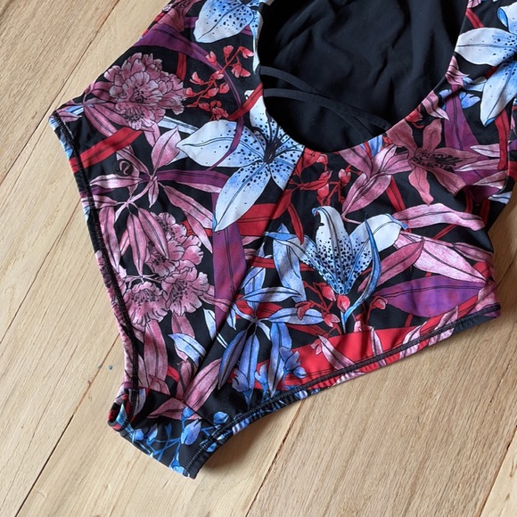 NWOT Lululemon Dark Shoreline Pink Lily Blue Floral One Piece Swimsuit Sz 4 - Picture 6 of 8